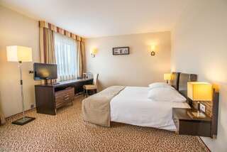 Отель Qubus Hotel Kielce Кельце Улучшенный номер с кроватью размера «king-size»-2