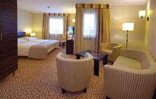 Отель Qubus Hotel Kielce Кельце Улучшенный номер с кроватью размера «king-size»-3